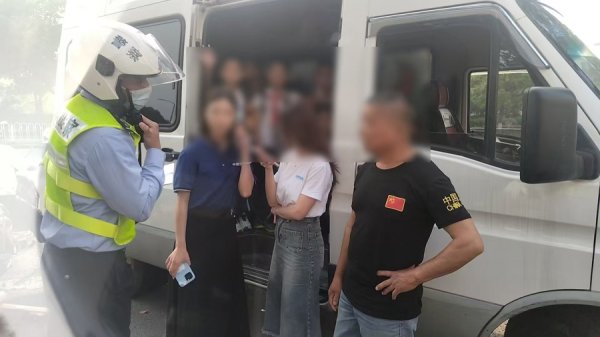启点优配 核载5人的晚托班面包车竟挤了24人，严查！