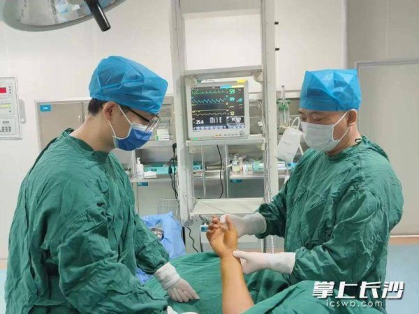 旺润配资 没骨折就没事？五旬男子手腕受伤竟诱发腕管综合征